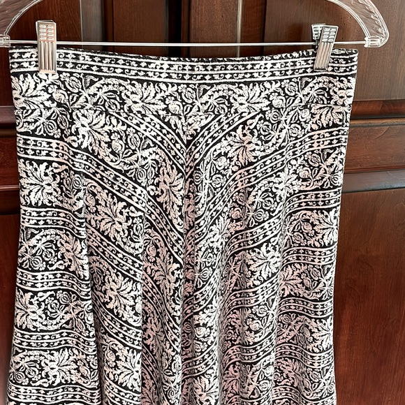 Loft Soft Stretchy Fit and Flare black/white print skirt - Picture 2 of 8